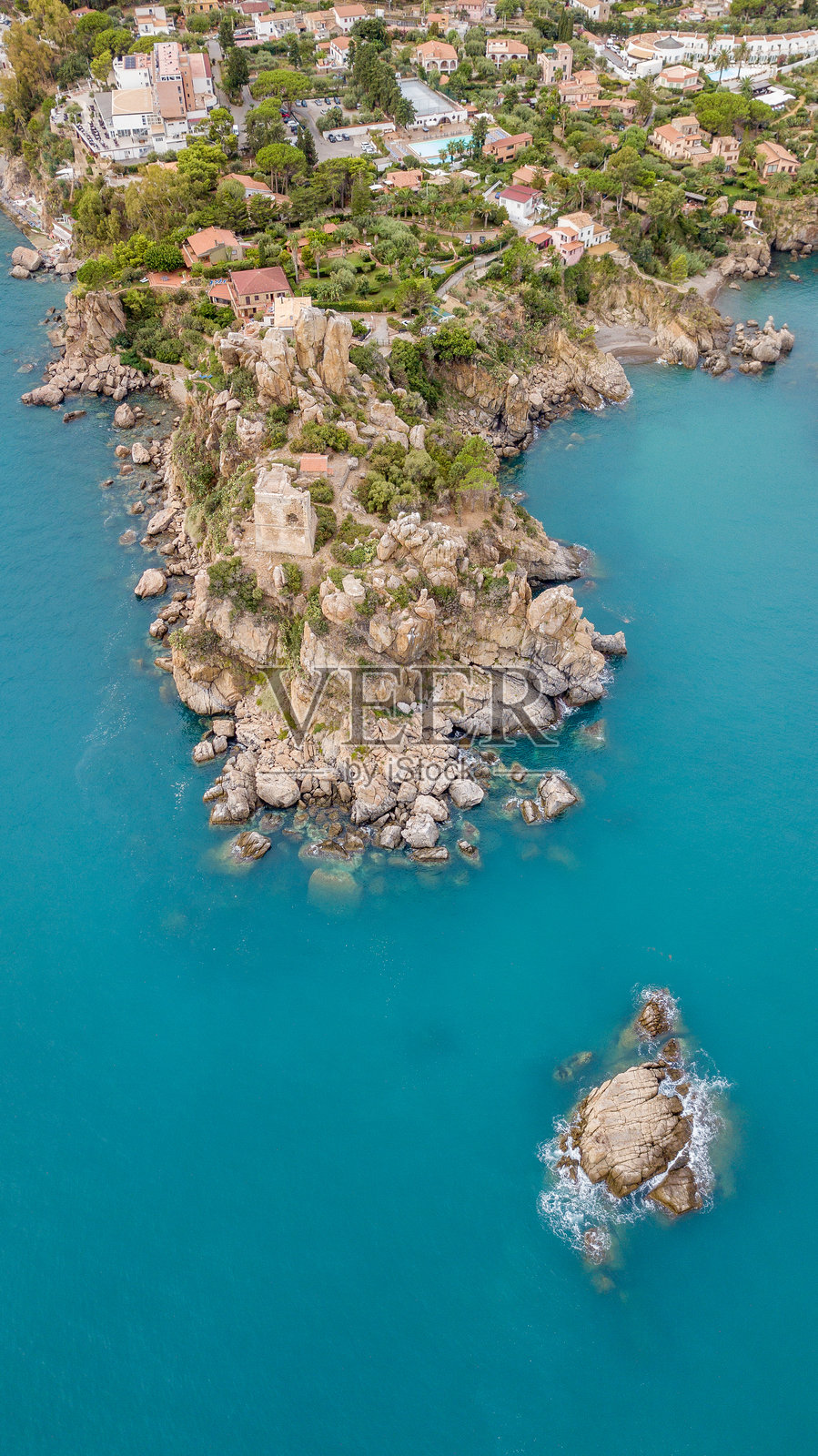 从空中俯瞰意大利西西里岛美丽的海滩，海浪拍打着沙滩。照片摄影图片