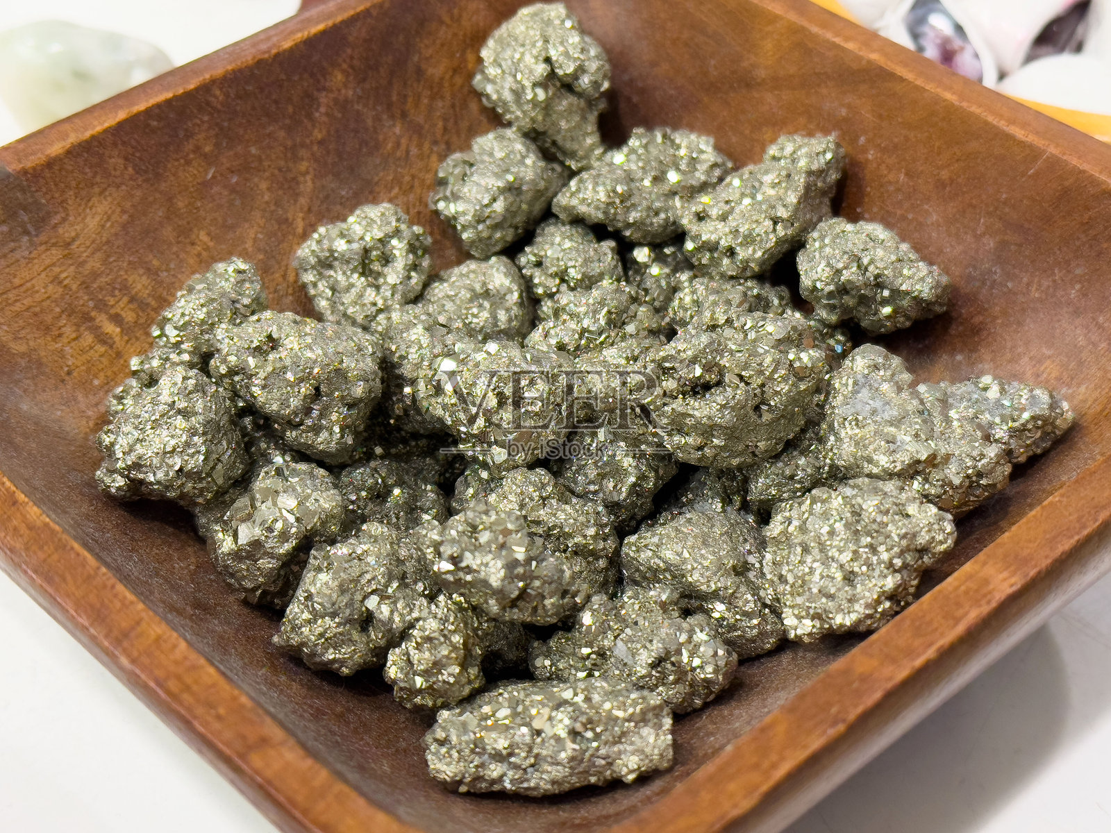 闪亮的黄铁矿矿物展示在木碗中照片摄影图片