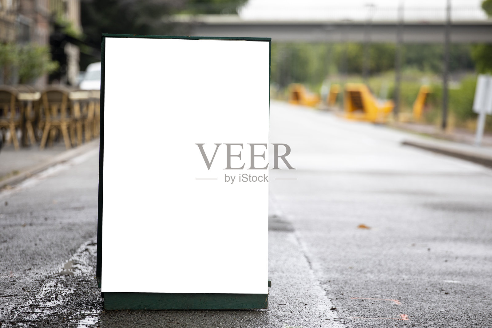 城市公共公园中的白色A框架，留有空白空间照片摄影图片