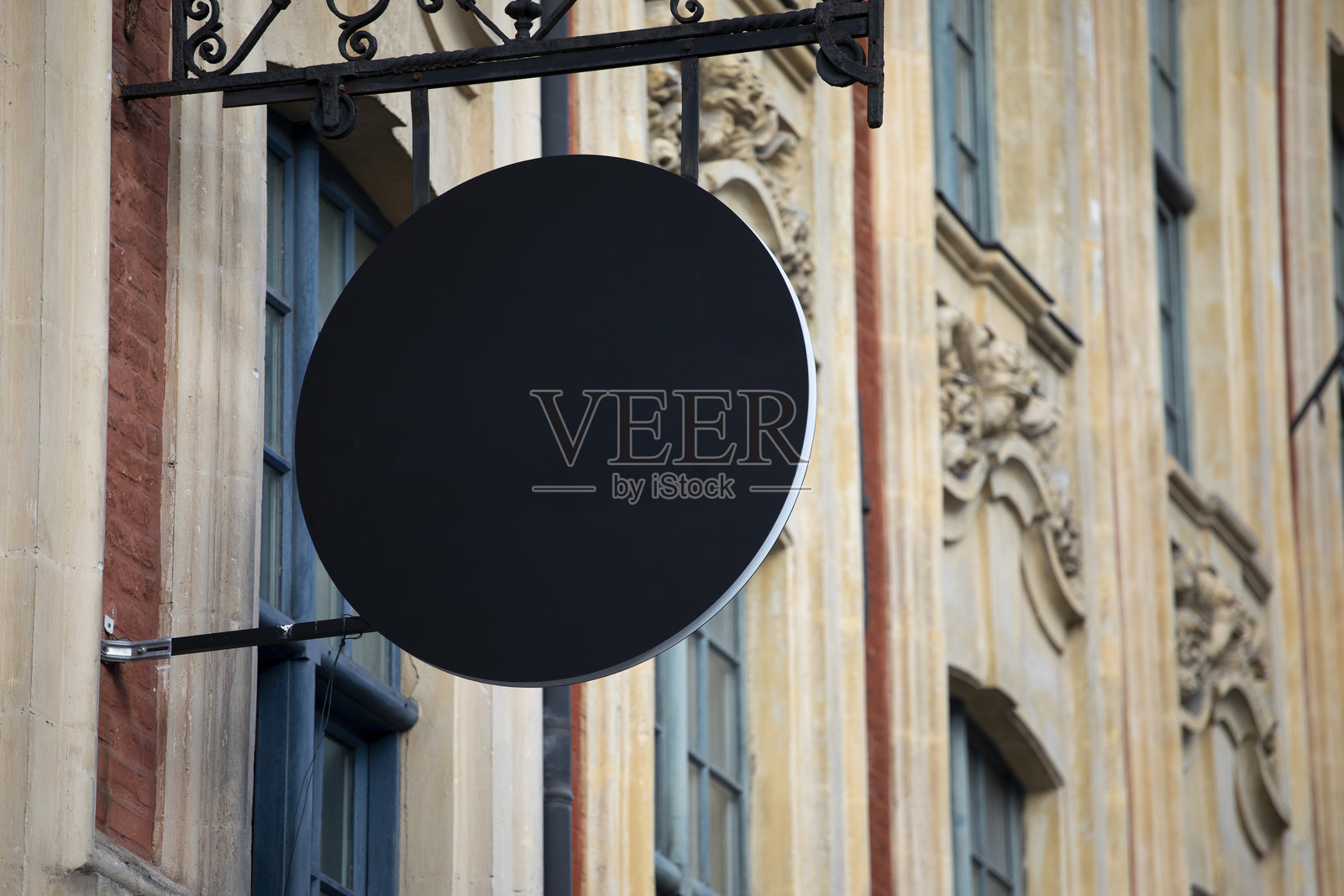 法国城市建筑外的圆形标志，留有空白空间照片摄影图片