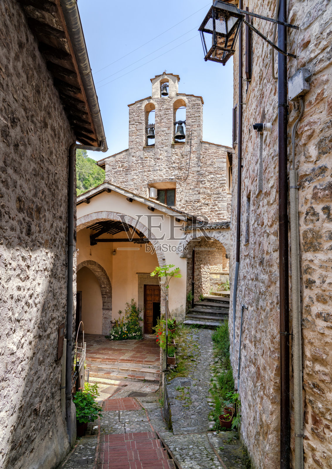 意大利翁布里亚的谢基诺小镇风景与圣尼古拉教堂照片摄影图片