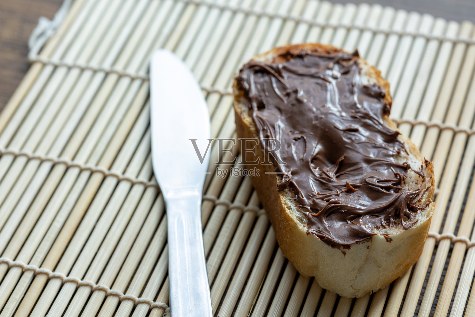 巧克力奶油涂抹在一片面包上照片摄影图片