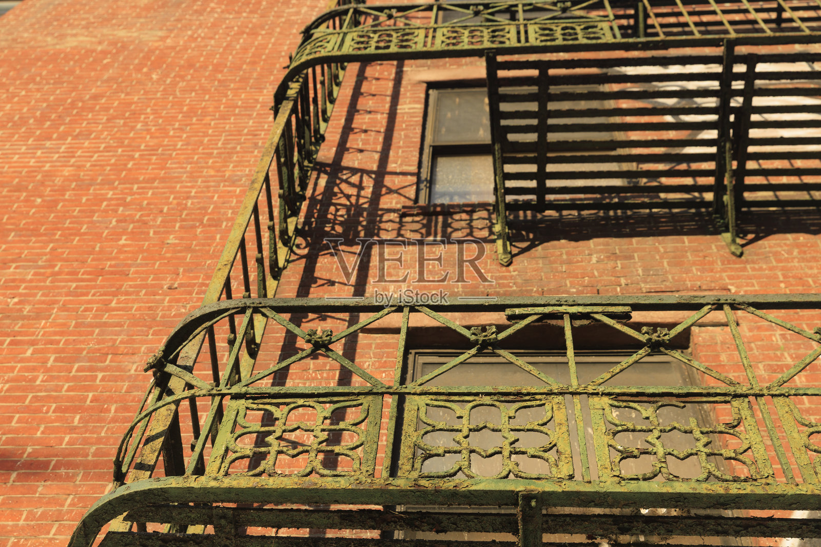 纽约市砖墙外立面的金属消防梯照片摄影图片