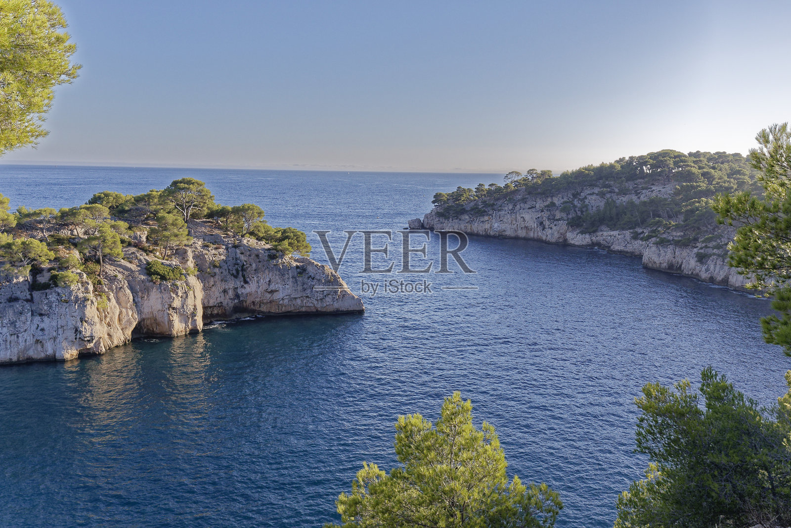 宁静的海湾，陡峭的悬崖和蔚蓝的蔚蓝海岸色彩照片摄影图片