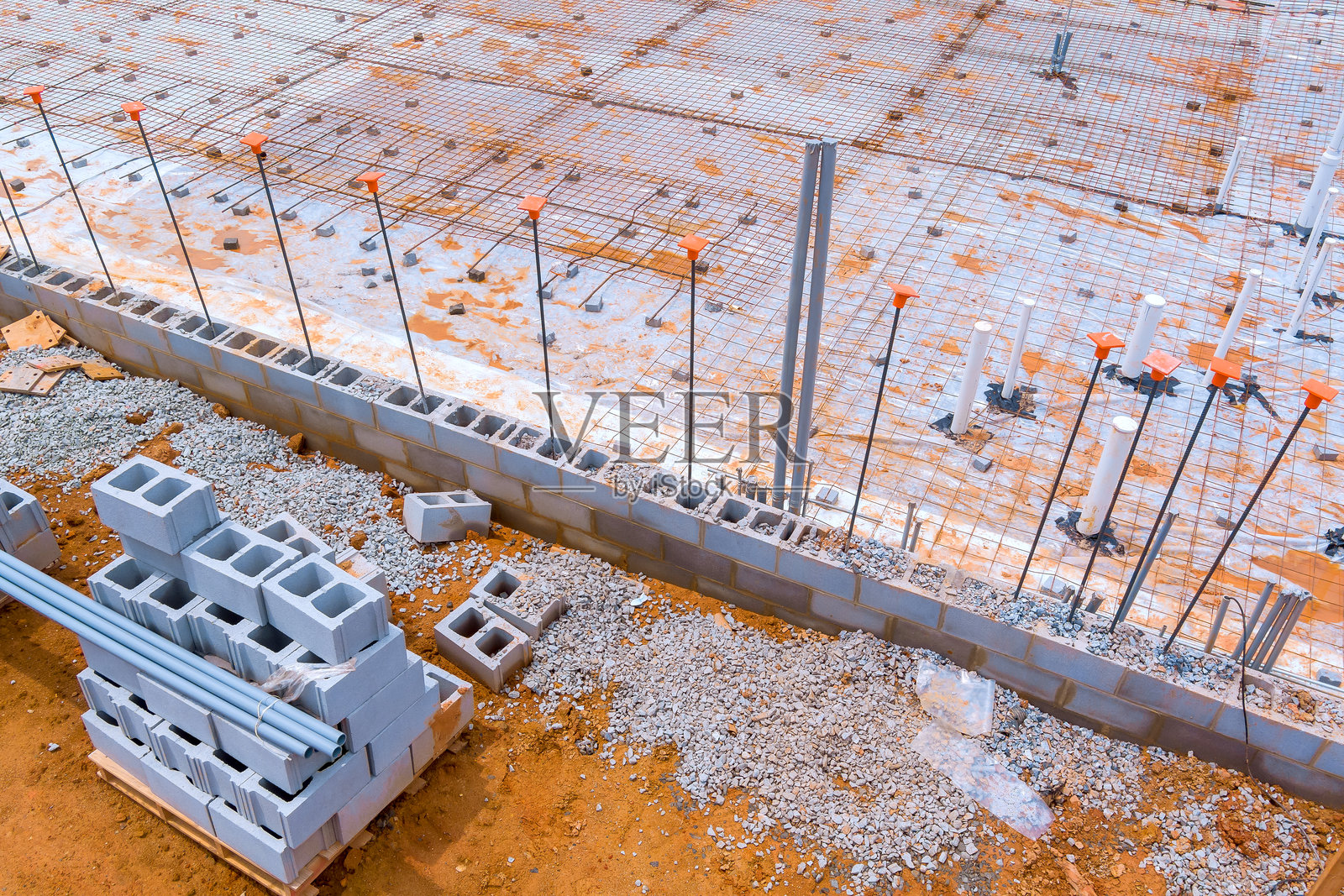 施工现场展示正在进行的混凝土块和钢筋加固的基础工作照片摄影图片