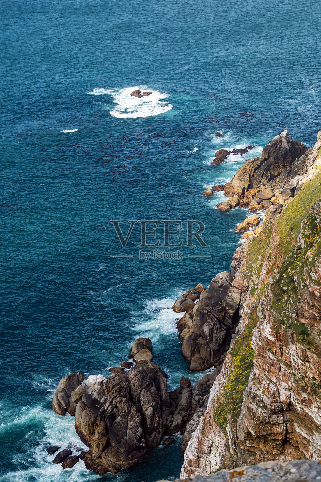 陡峭的山坡，四周被海洋环绕的悬崖照片摄影图片