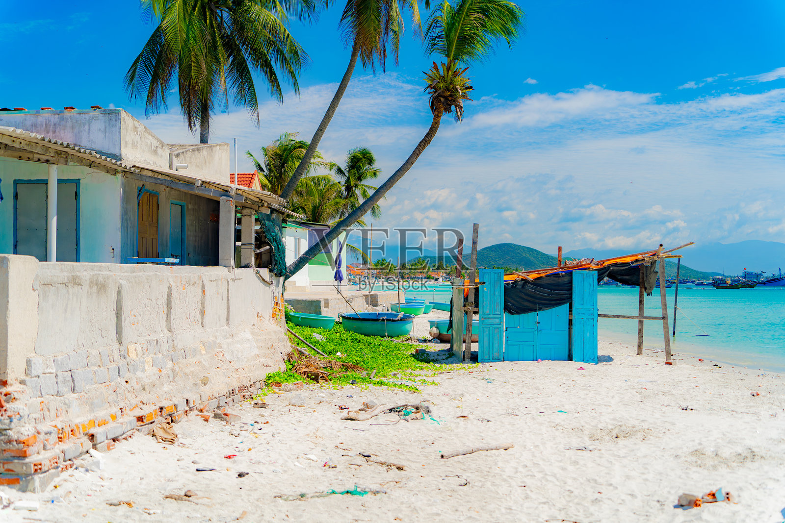 渔村的海岸线。照片摄影图片