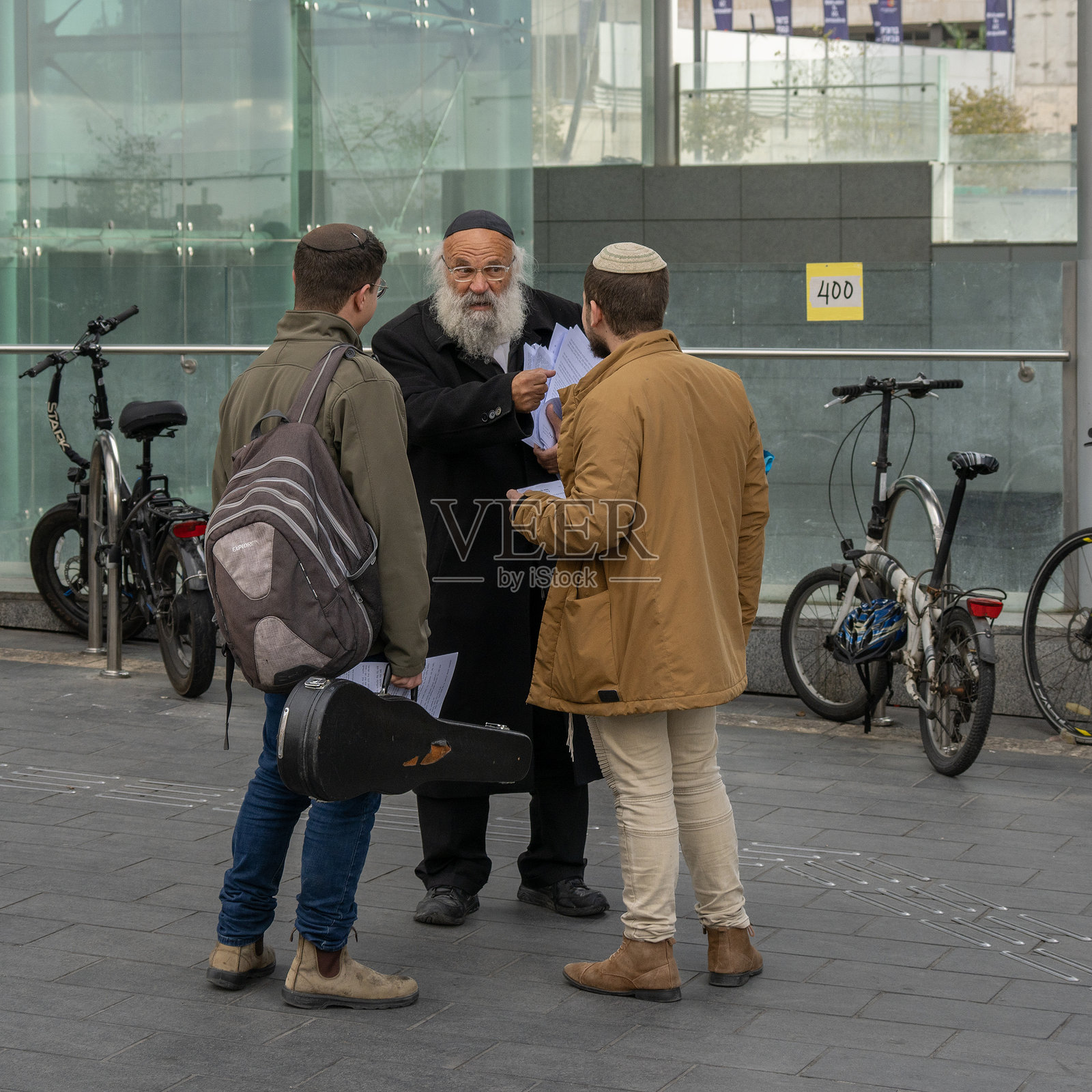 一名男子在耶路撒冷分发犹太智慧的书页照片摄影图片