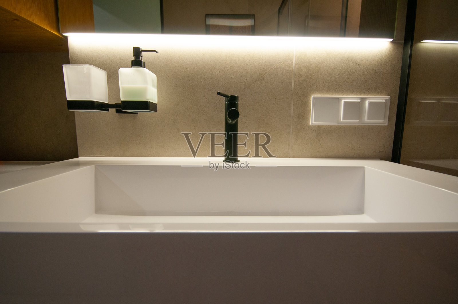 现代浴室内部，配有陶瓷洗手盆和水龙头照片摄影图片