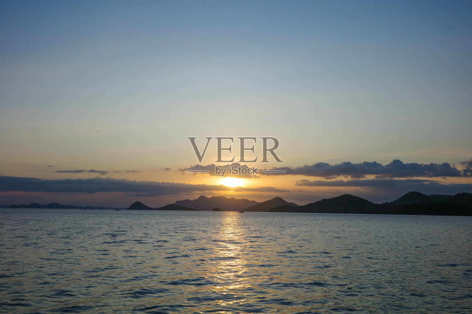 菲律宾科隆巴拉望的美丽日落映照在山脉上。亚洲夏季度假的热门旅游目的地。照片摄影图片