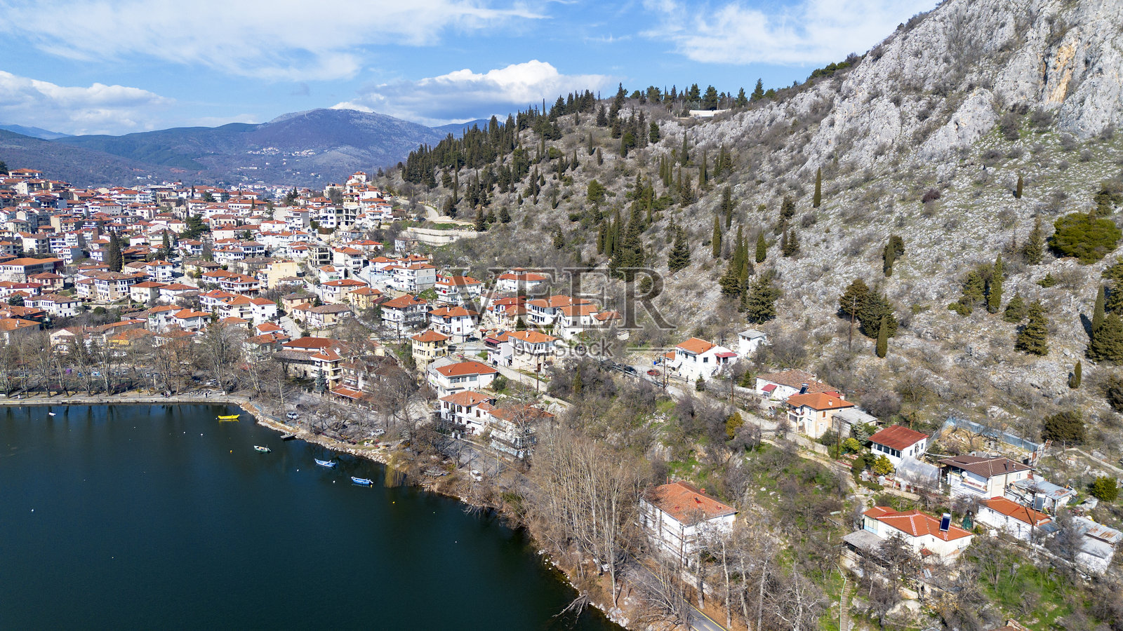 希腊卡斯托里亚 - 2025年6月12日，从空中俯瞰希腊北部的卡斯托里亚和奥雷斯蒂亚湖。照片摄影图片