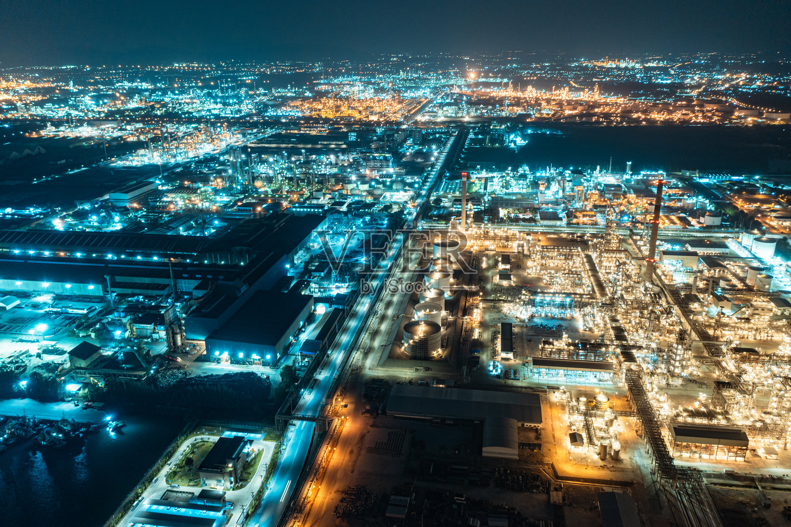 工业港口油气储存罐的夜间航拍景观照片摄影图片