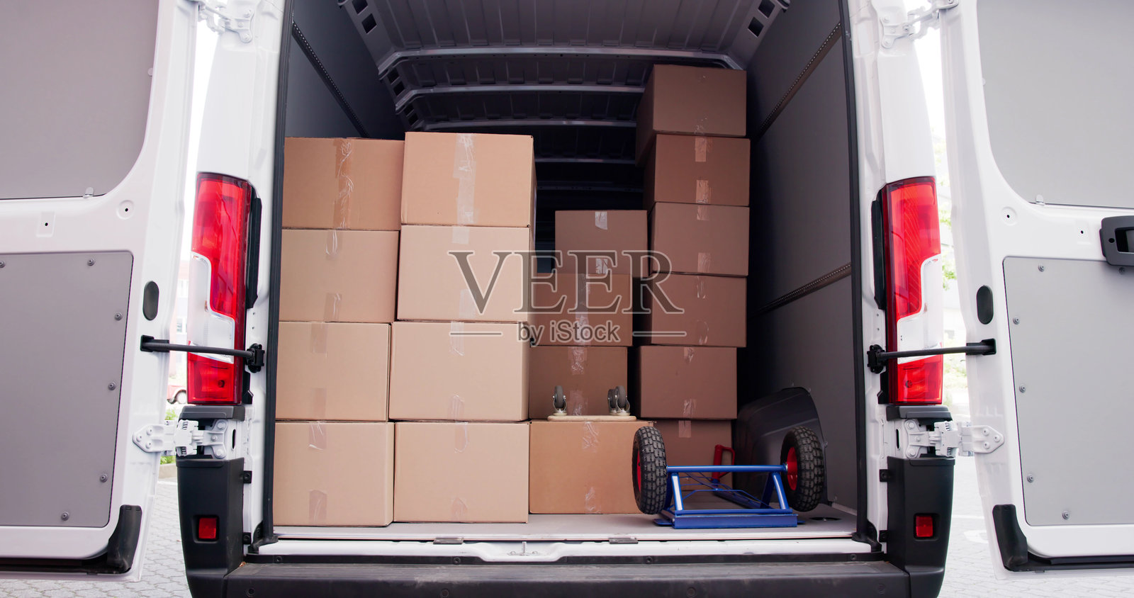 专业搬运工用面包车运输家具箱照片摄影图片