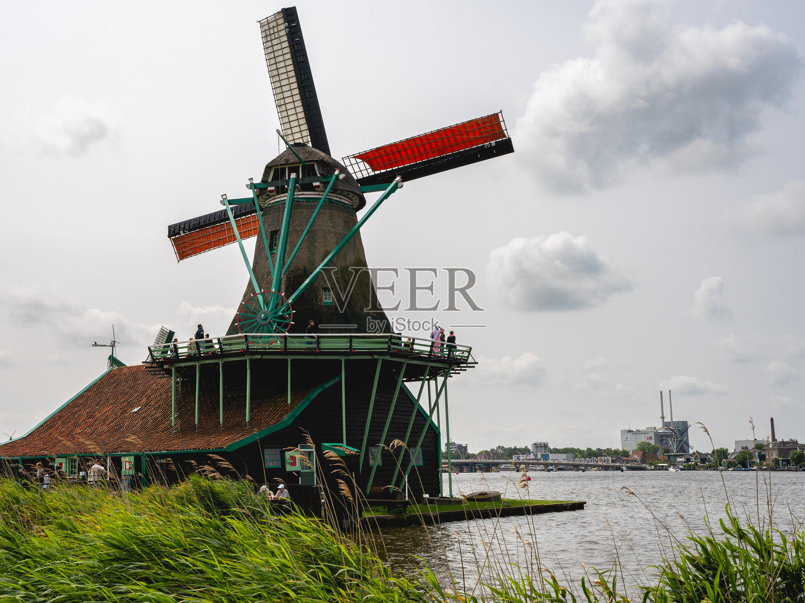 荷兰赞赞斯汉斯的风车和老房子。照片摄影图片