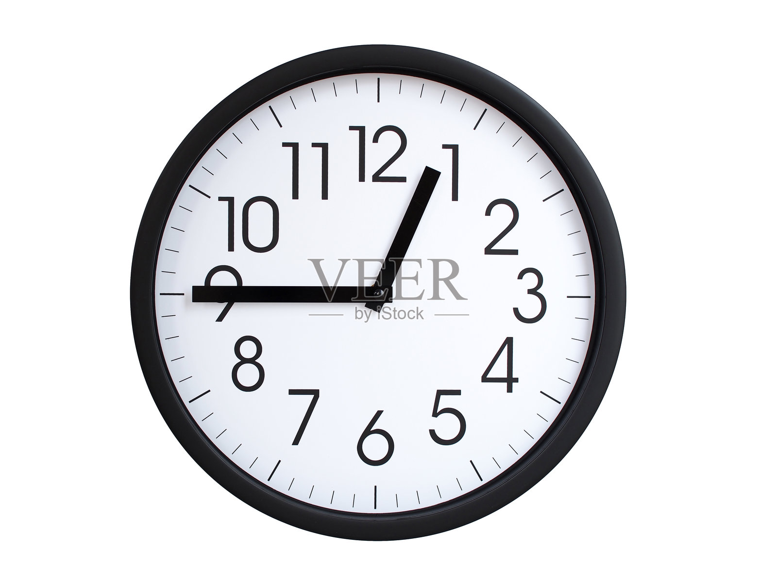 简单的圆形墙钟，黑色框架和白色表盘，显示时间正好是00:45或12:45。代表时间精确性和截止日期的概念。照片摄影图片