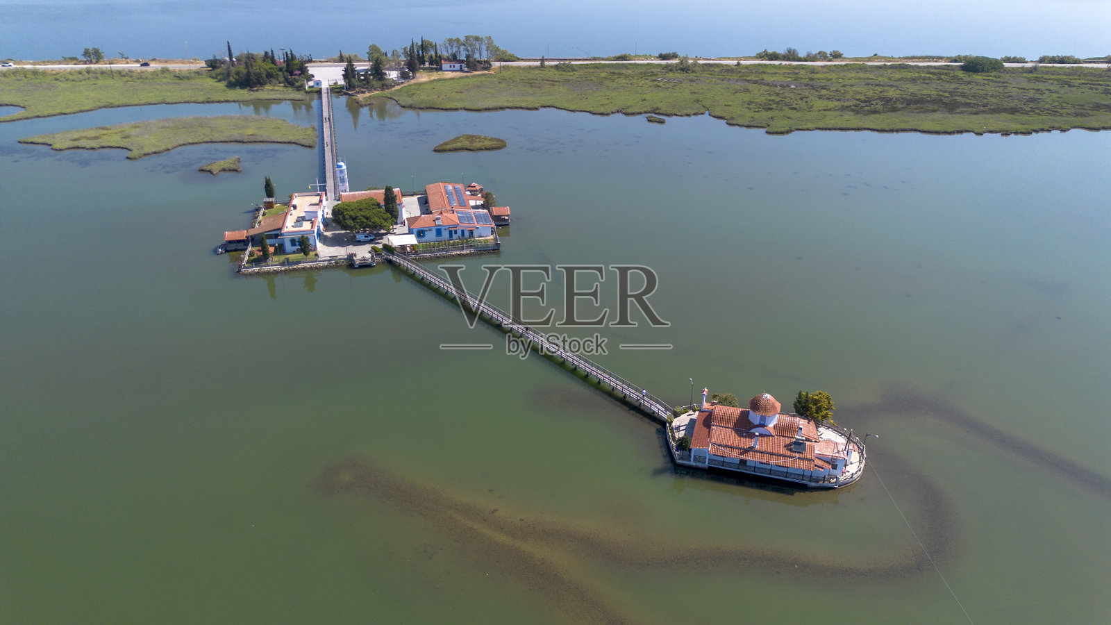 从飞机上俯瞰波尔图拉戈斯维斯托尼达湖上的阿吉奥斯·尼古拉斯修道院的航拍镜头照片摄影图片