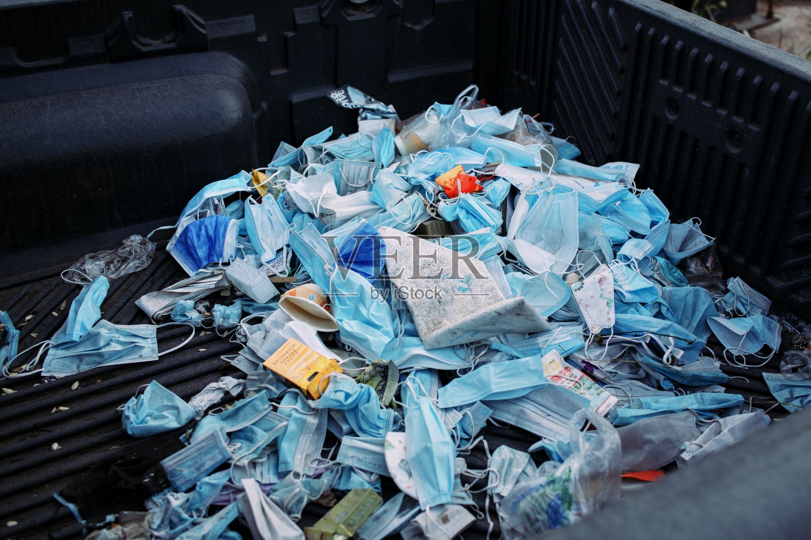 被丢弃的COVID-19口罩照片摄影图片