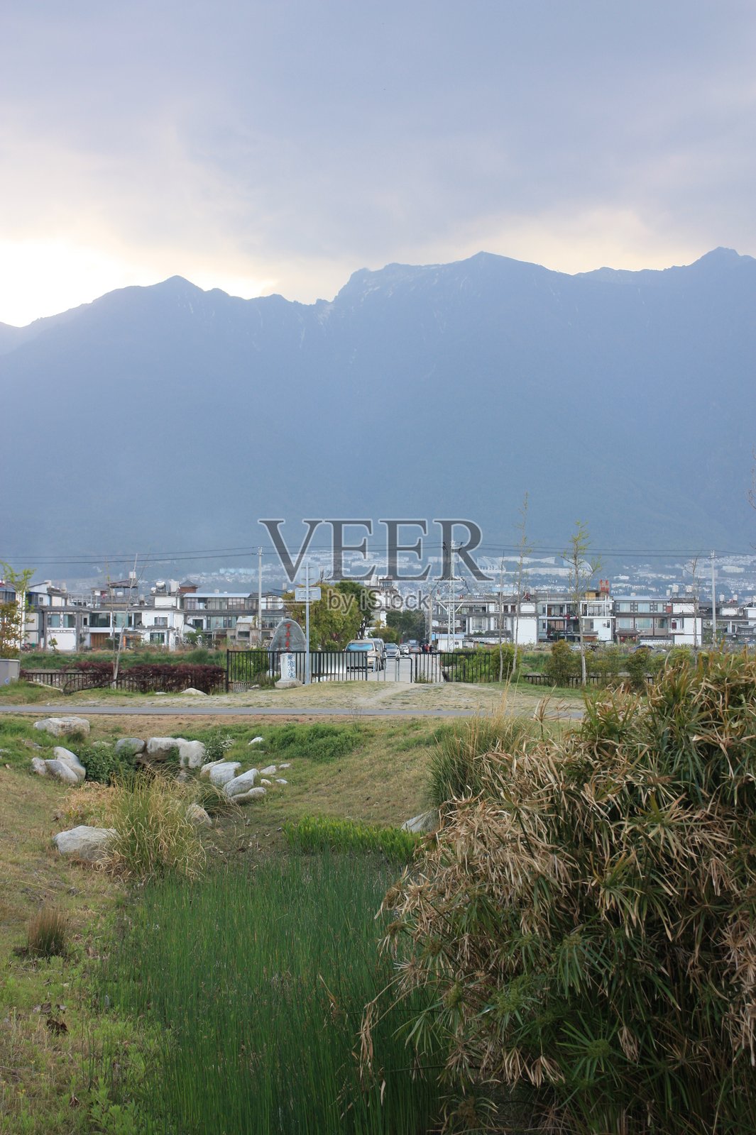 大理洱海边的村庄照片摄影图片