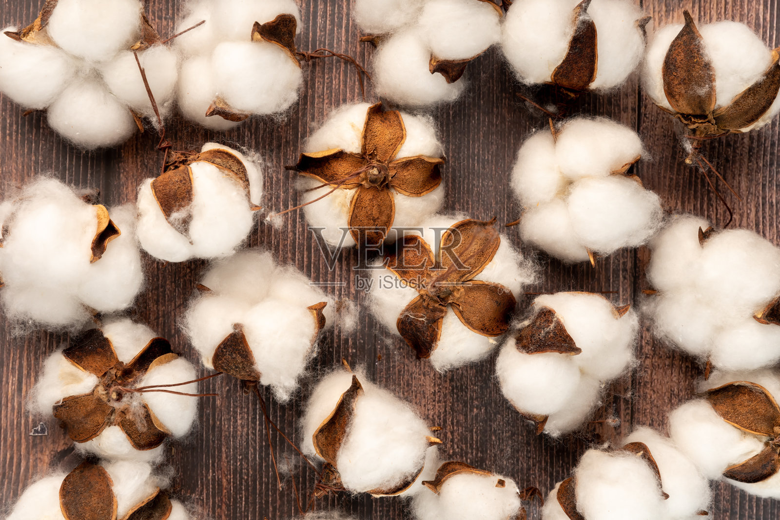 自然的人工棉签散落在质朴的木质表面上。非常适合手工装饰、环保工艺和秋季灵感设计，营造温暖舒适的氛围。照片摄影图片