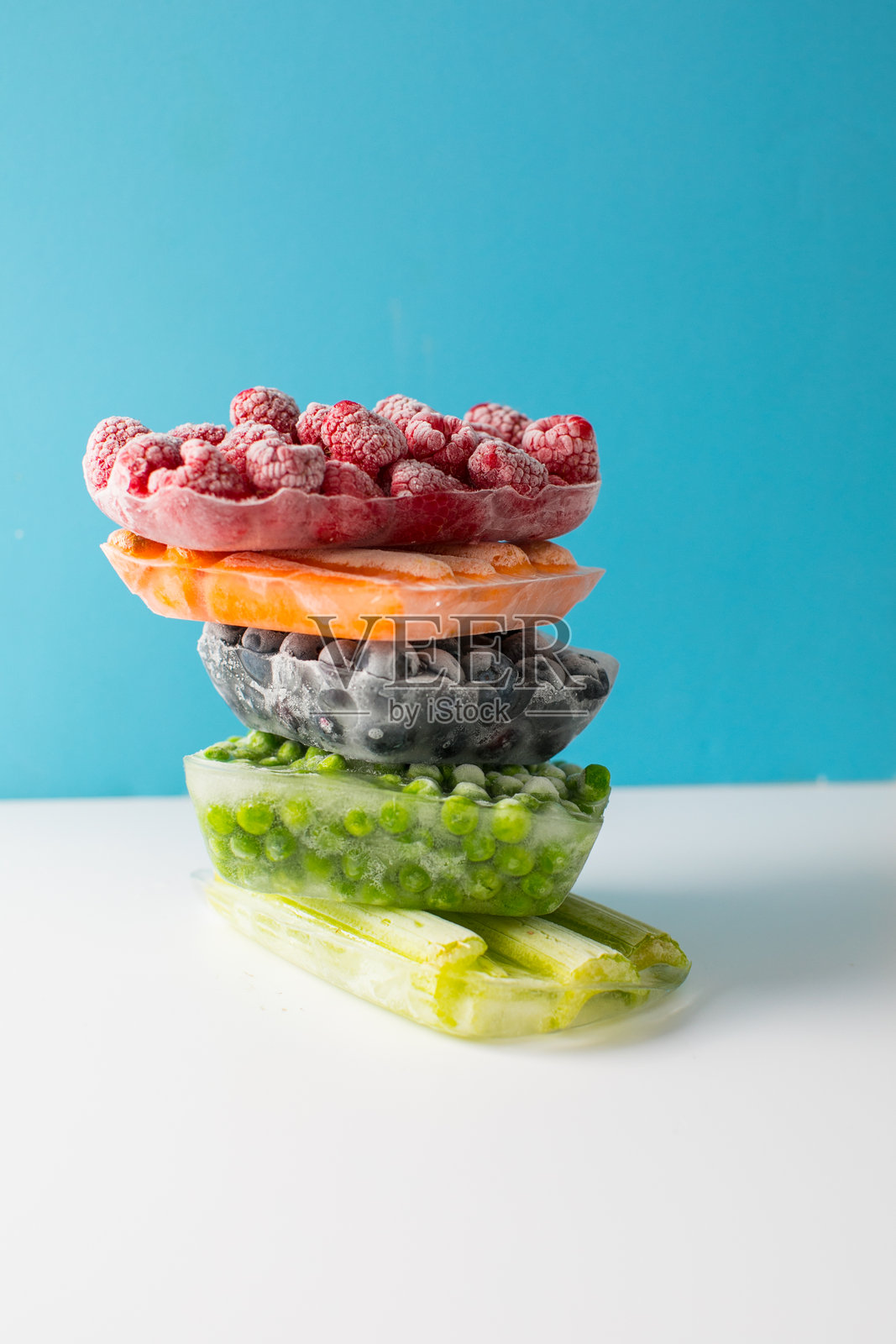 冷冻混合蔬菜和浆果 - 豌豆、胡萝卜、蓝莓、覆盆子、芹菜、西红柿照片摄影图片