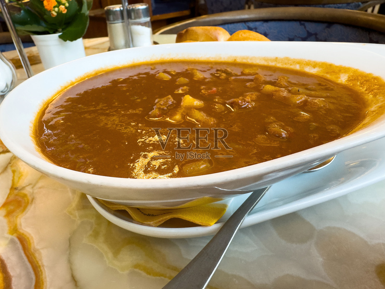 丰盛的牛肉炖菜与蔬菜盛在大理石桌上照片摄影图片