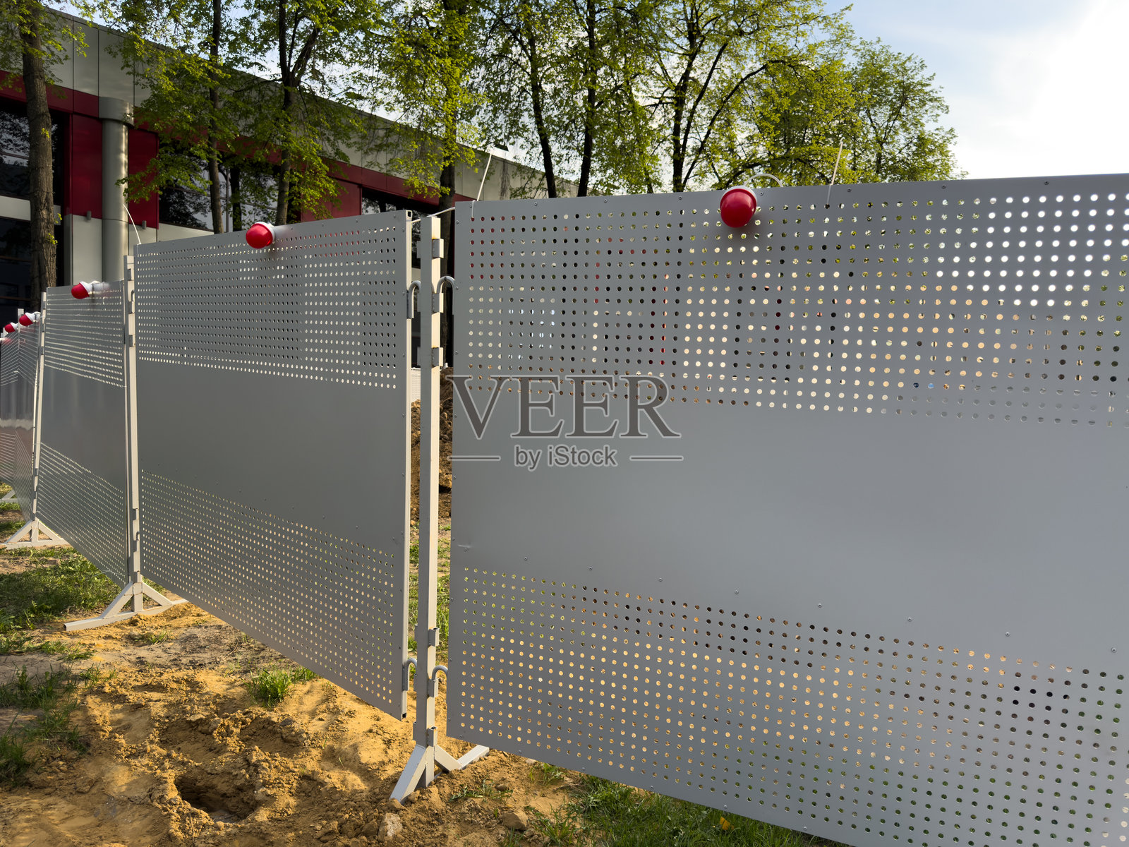 临时金属围栏配有红色警示灯，确保公众安全照片摄影图片