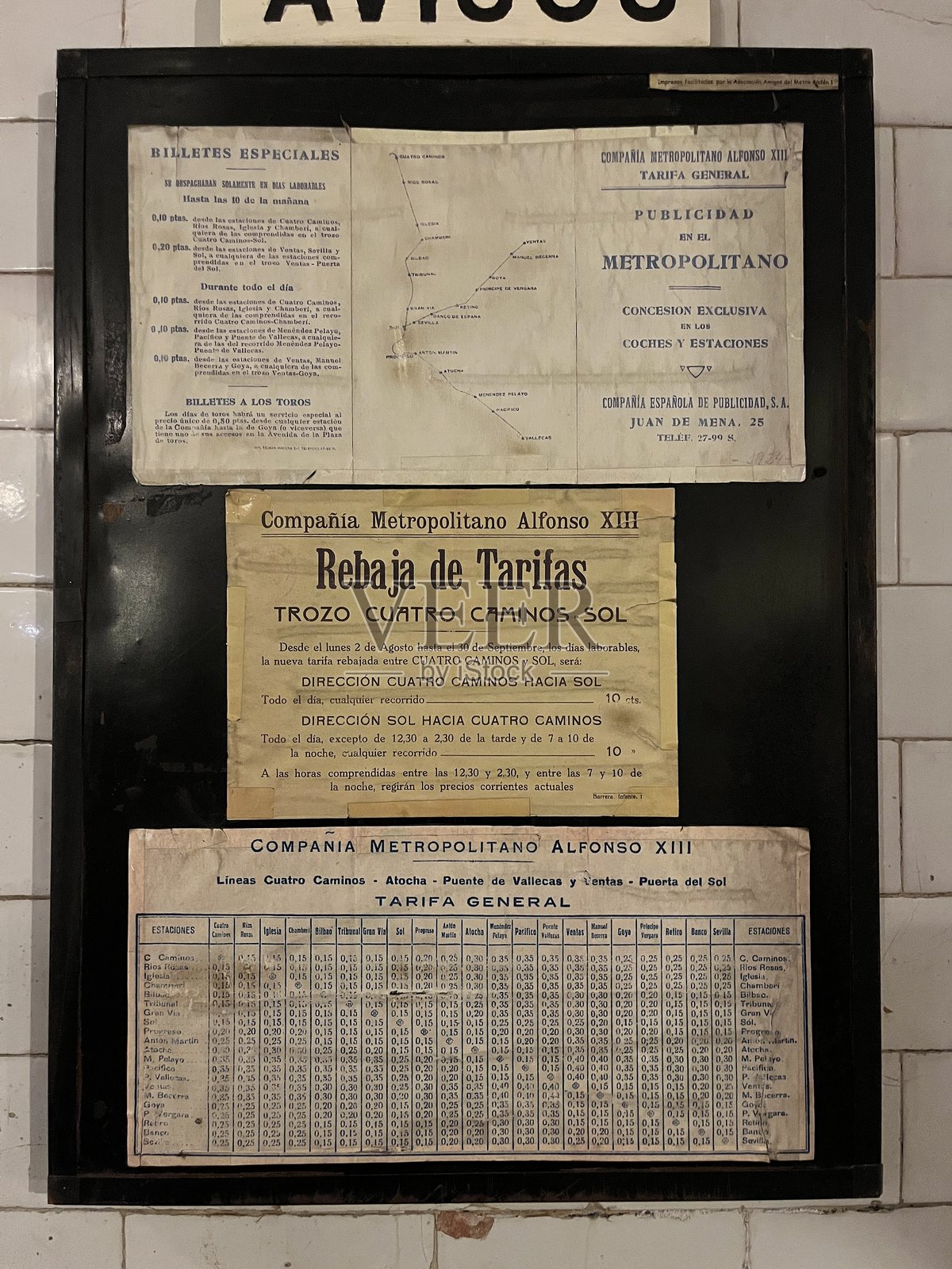 马德里地铁中显示票价和路线的老阿方索十三世大都会公司标志照片摄影图片