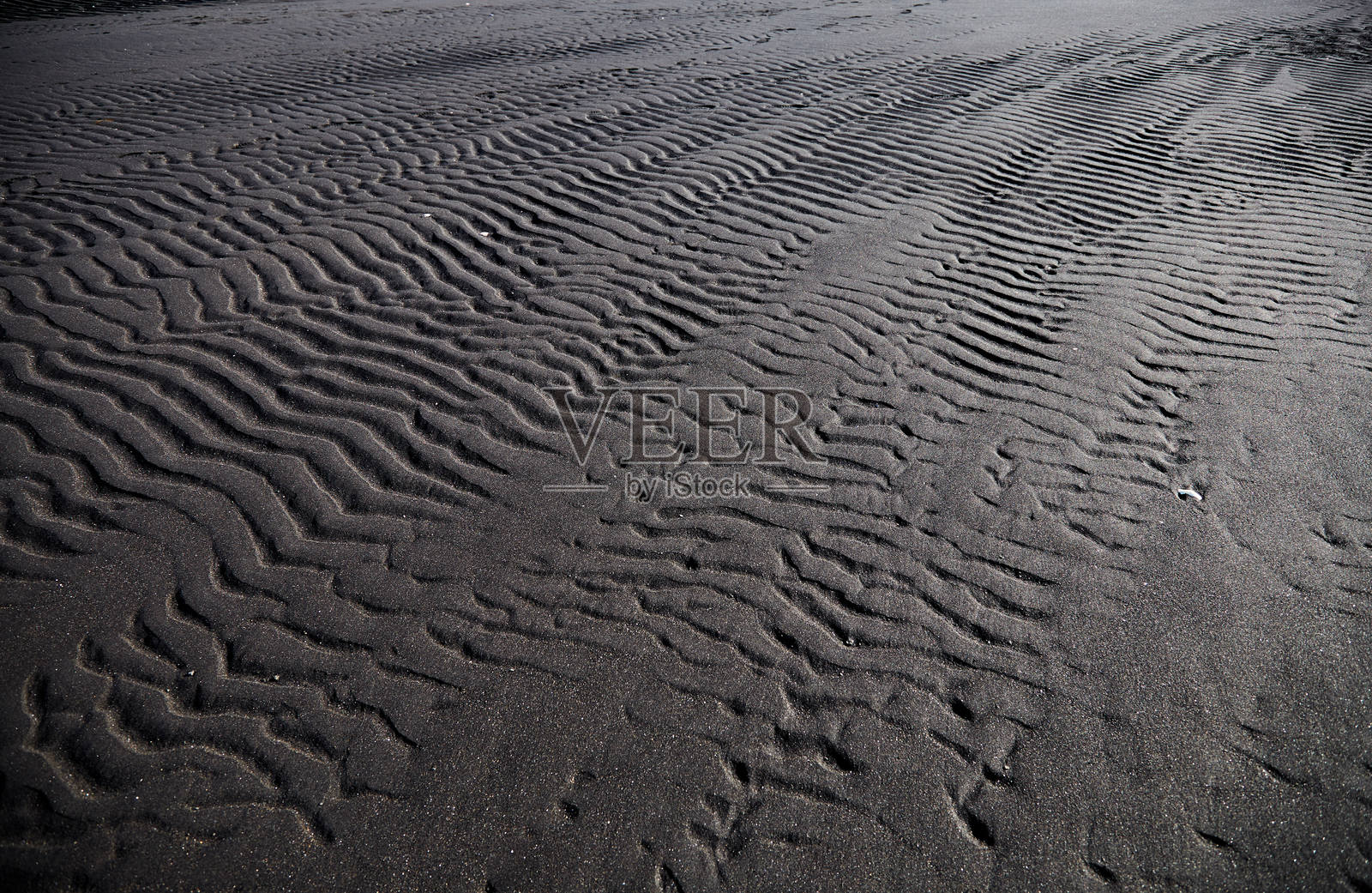黑色沙滩波浪。北部海岸照片摄影图片