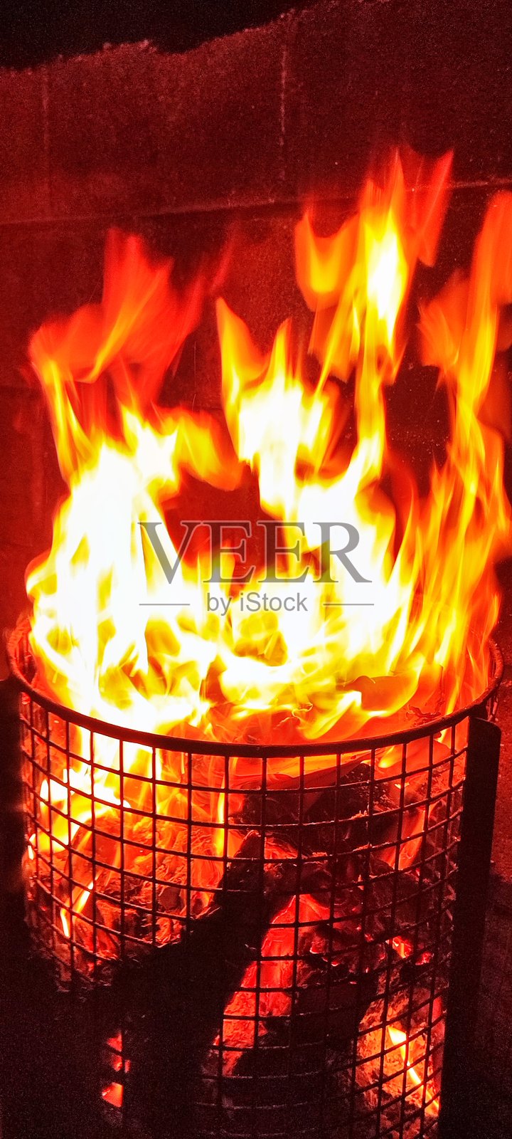 户外火焰的特写照片，展示深橙色、中橙色和黄色的火焰。照片摄影图片