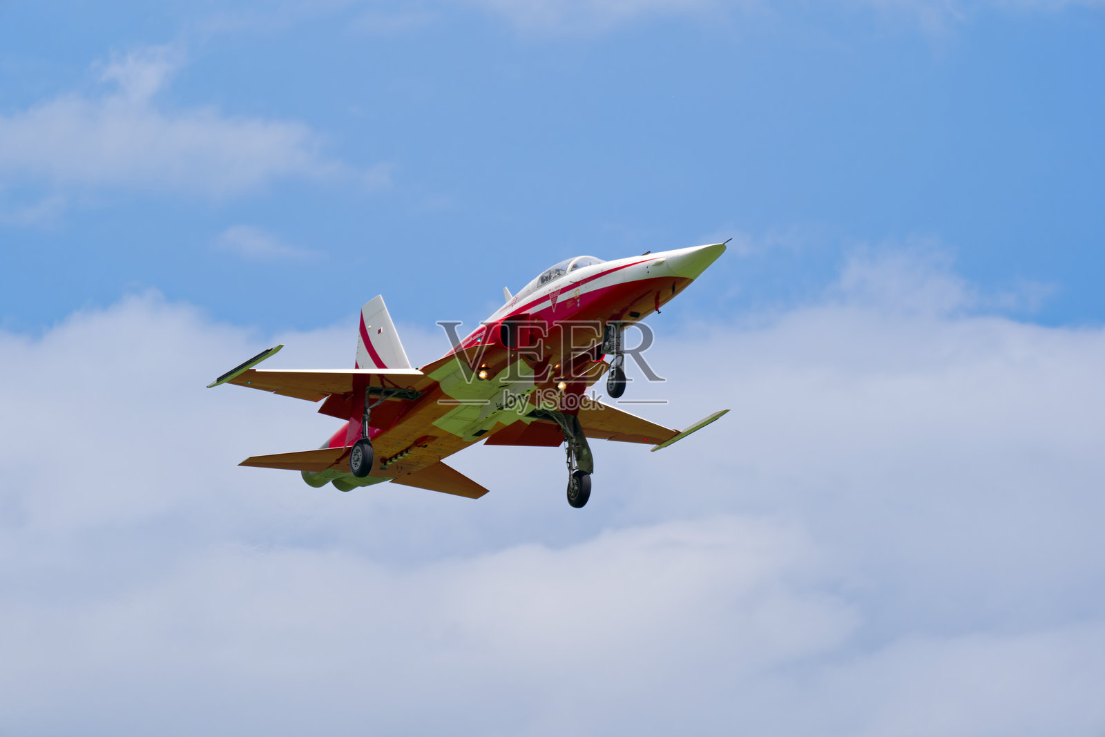 在阴云密布的春日，北罗普F-5E虎II战斗机正在瑞士空军的佩耶恩空军基地降落。照片摄影图片