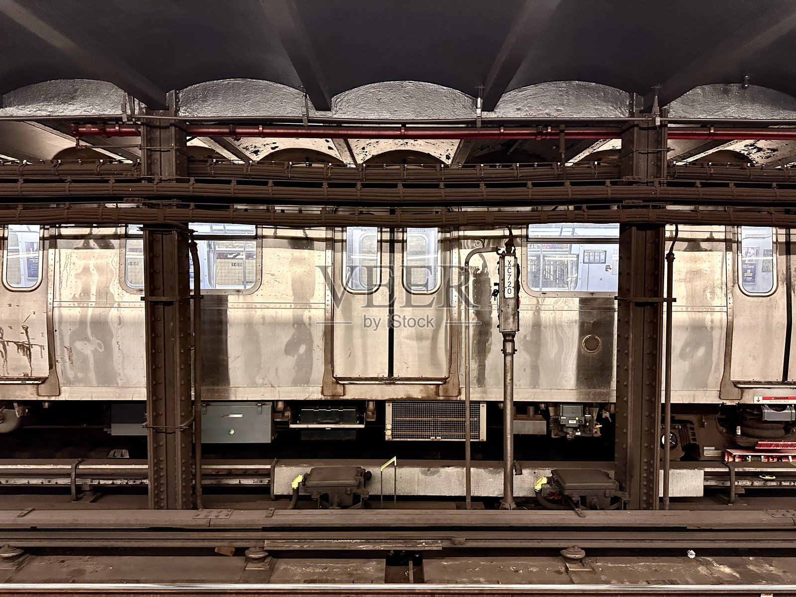 锈迹斑斑的地铁在铁柱后停下照片摄影图片