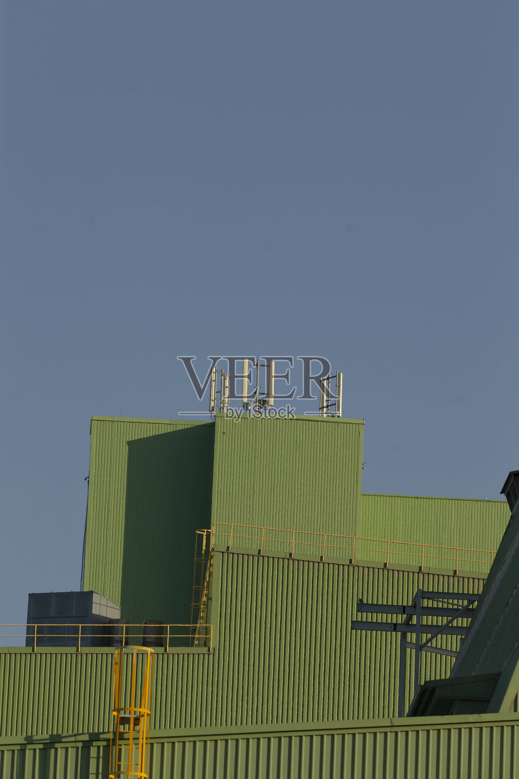 一座美丽的绿色建筑映衬在鲜艳的蓝天背景下照片摄影图片