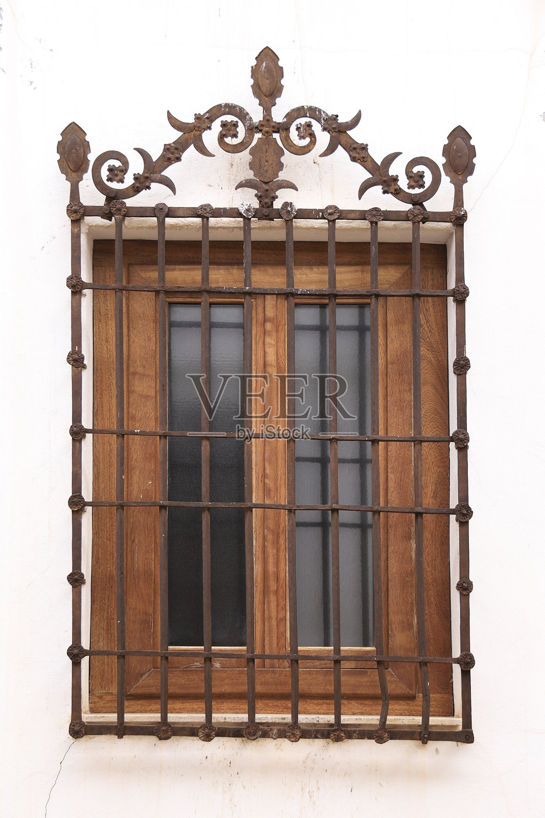 西班牙的石材外立面与铁艺窗格照片摄影图片