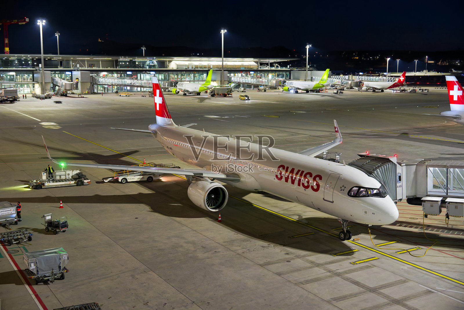 瑞士苏黎世克洛滕机场，春夜停放的瑞士客机。照片摄影图片