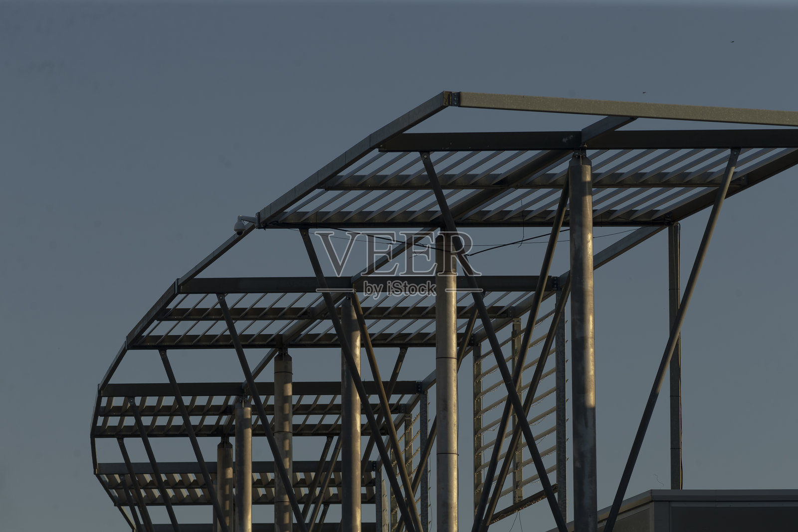 一座大型而壮观的金属结构矗立在蓝天背景下照片摄影图片