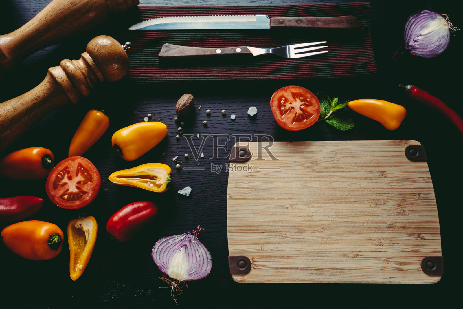 Different vegetables on dark wooden background照片摄影图片