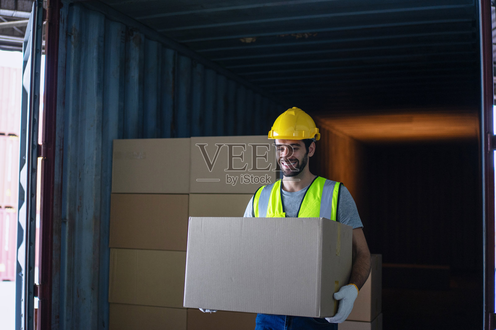 Blue collar workers are working at warehouse.照片摄影图片