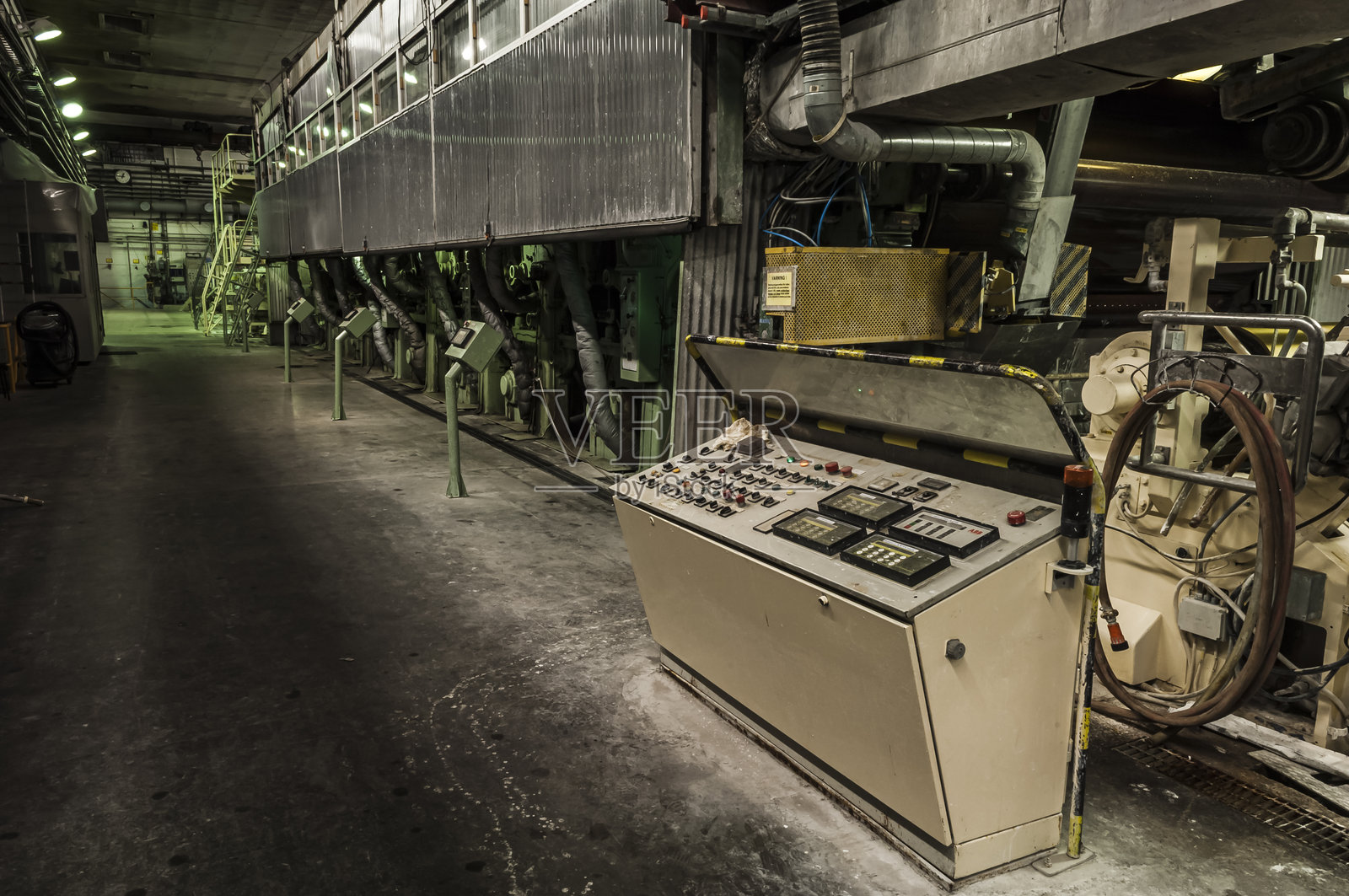 废弃纸厂的控制面板照片摄影图片