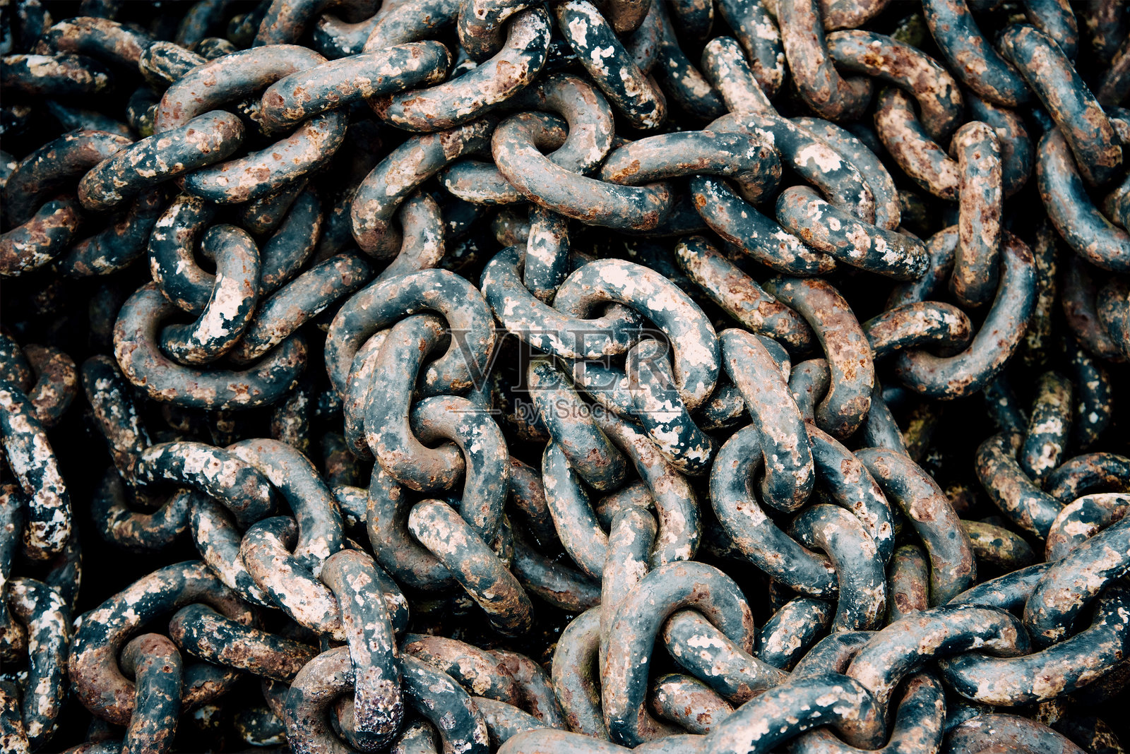 大型生锈的金属链条，来自船锚，放置在木箱中，带有钢筋纹理照片摄影图片