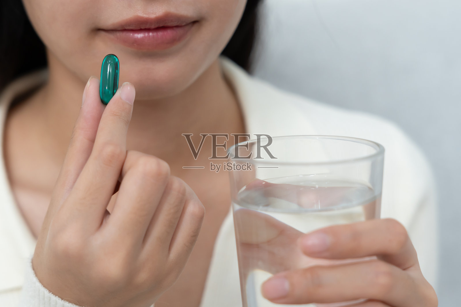 女孩拿着药物并服用药物，疼痛，治愈疾病，消毒，服用维生素，镇静剂，健康护理，膳食补充剂，医疗治疗药物，补品，每日药物剂量照片摄影图片