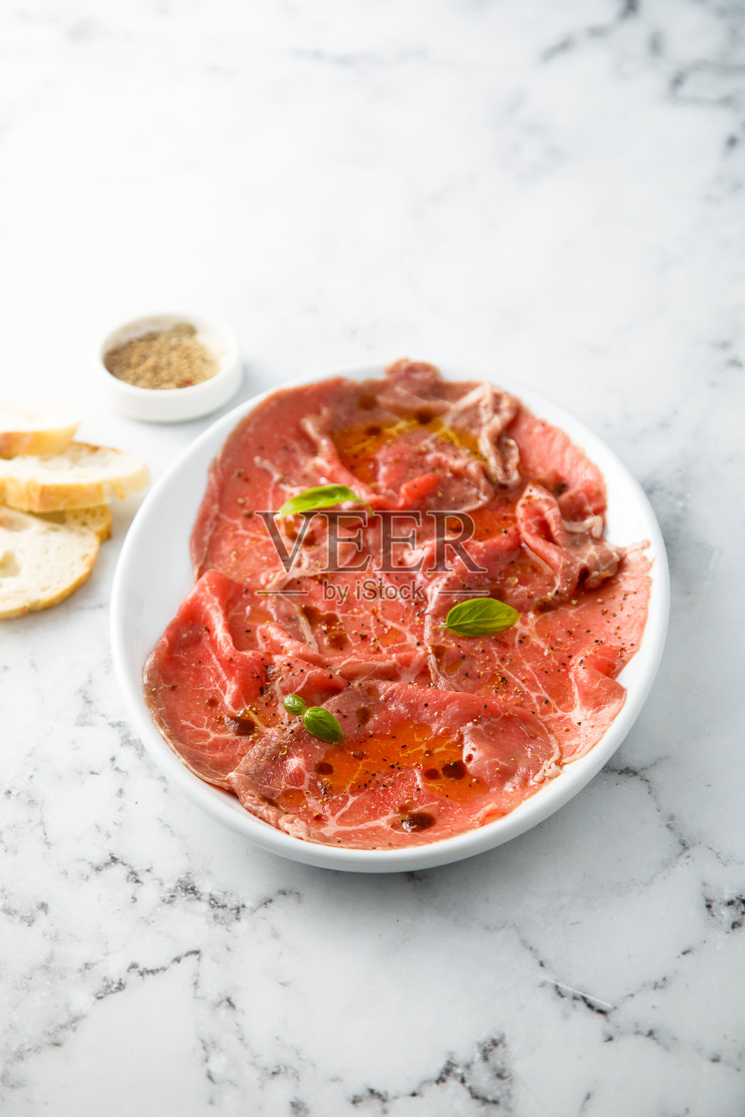 生牛肉薄片照片摄影图片