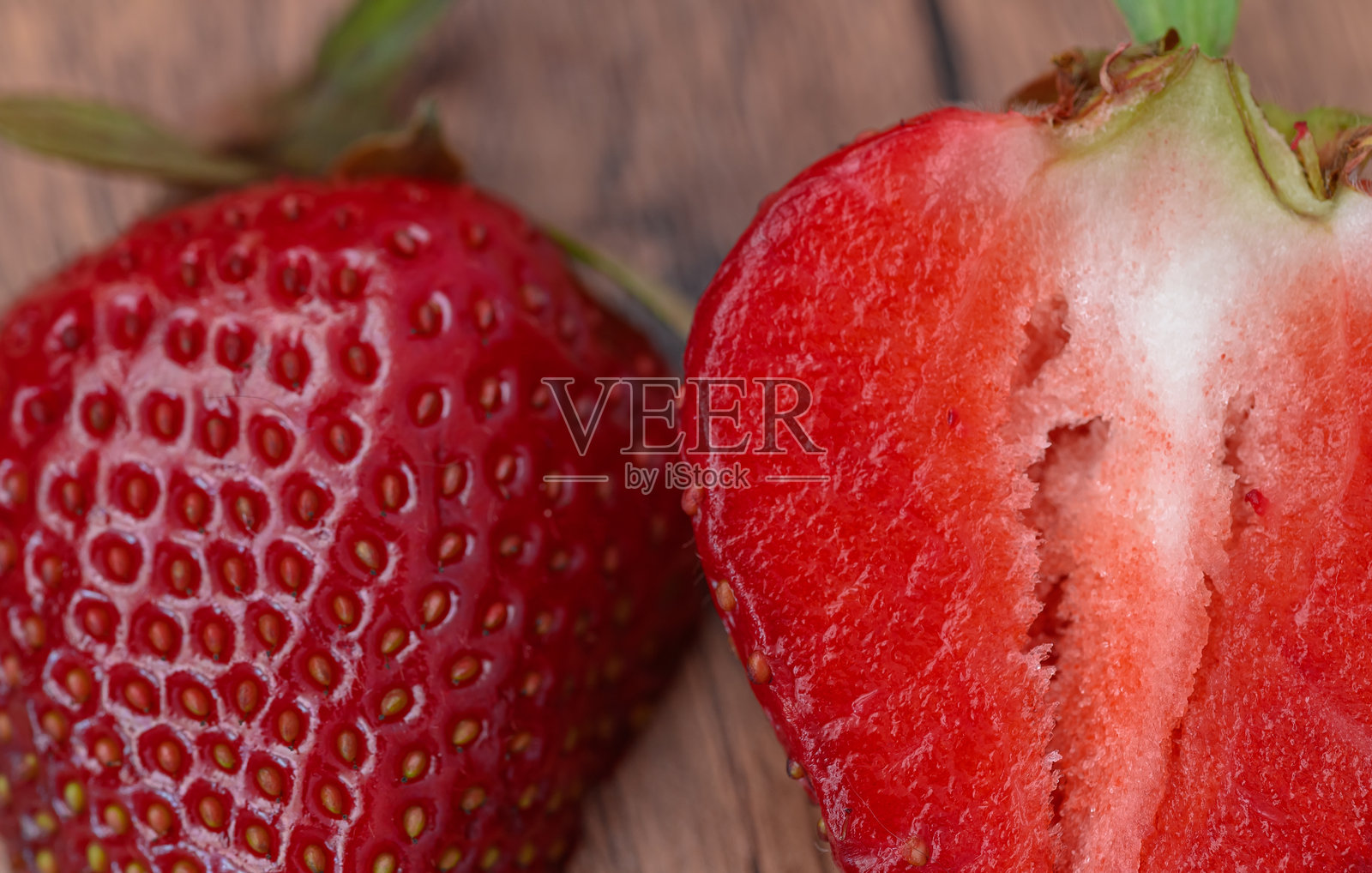 一颗草莓切成两半的特写镜头照片摄影图片