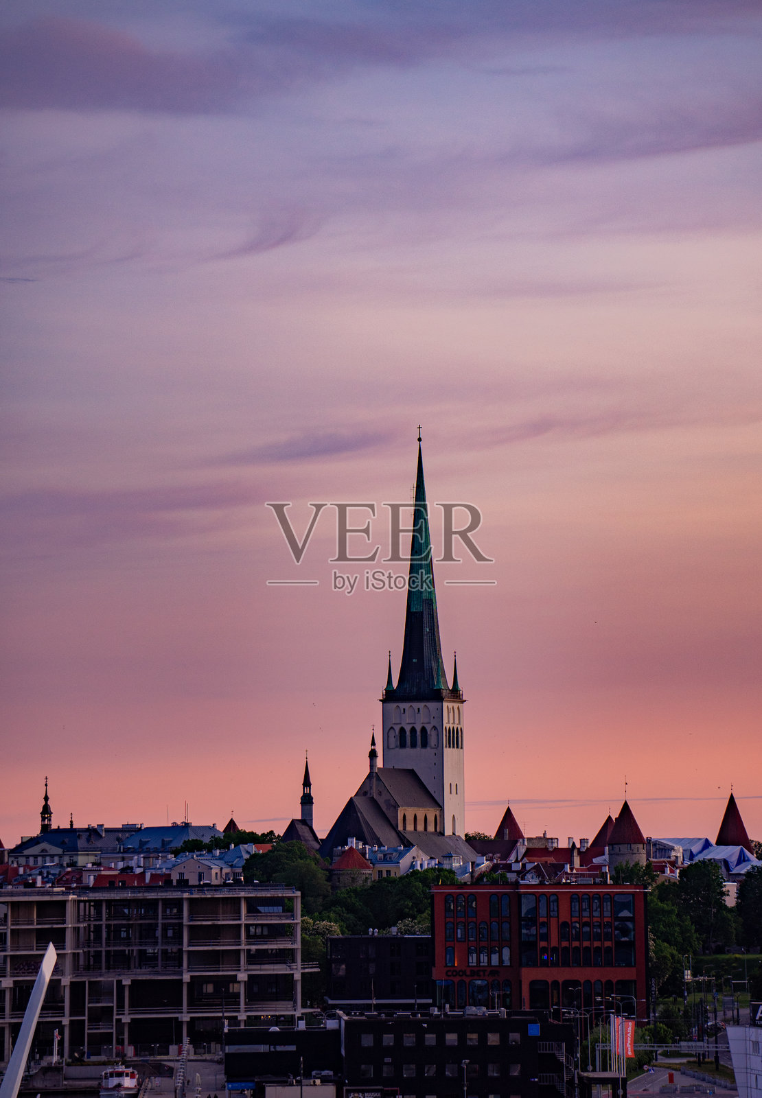 塔林老城的教堂在日落时分与梦幻般的天空色彩照片摄影图片