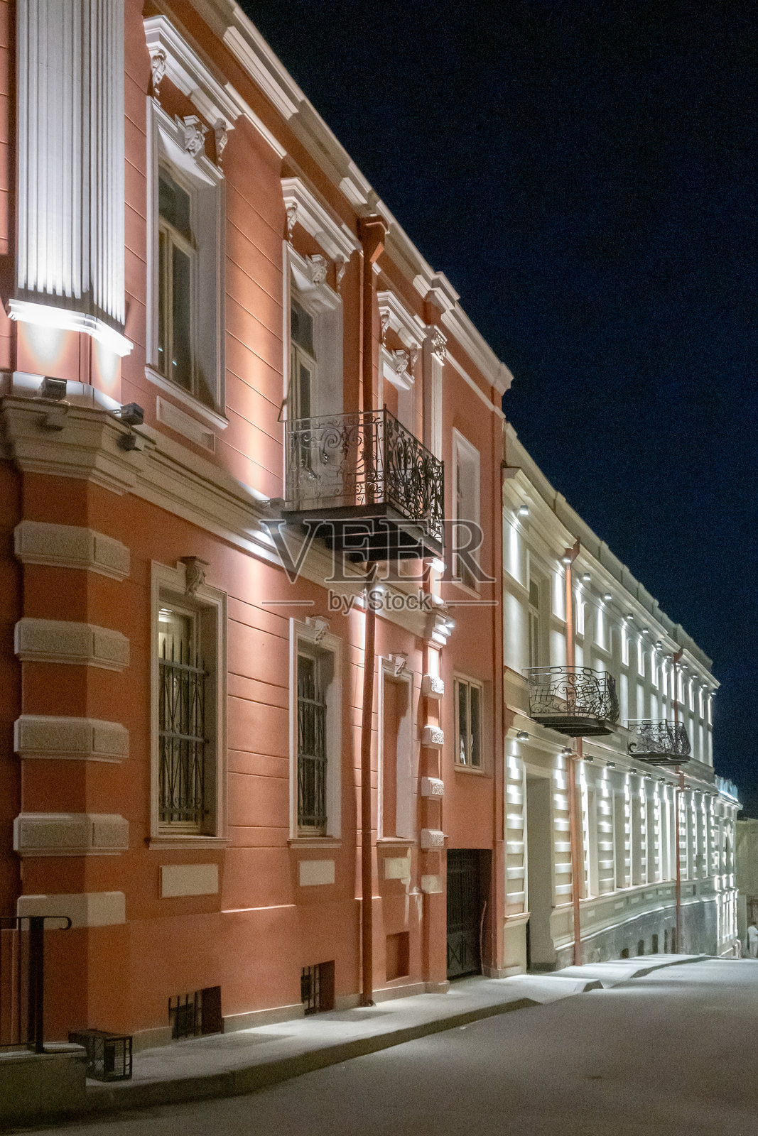 格鲁吉亚第比利斯古迪亚什维利广场附近的夜间优雅建筑照明照片摄影图片