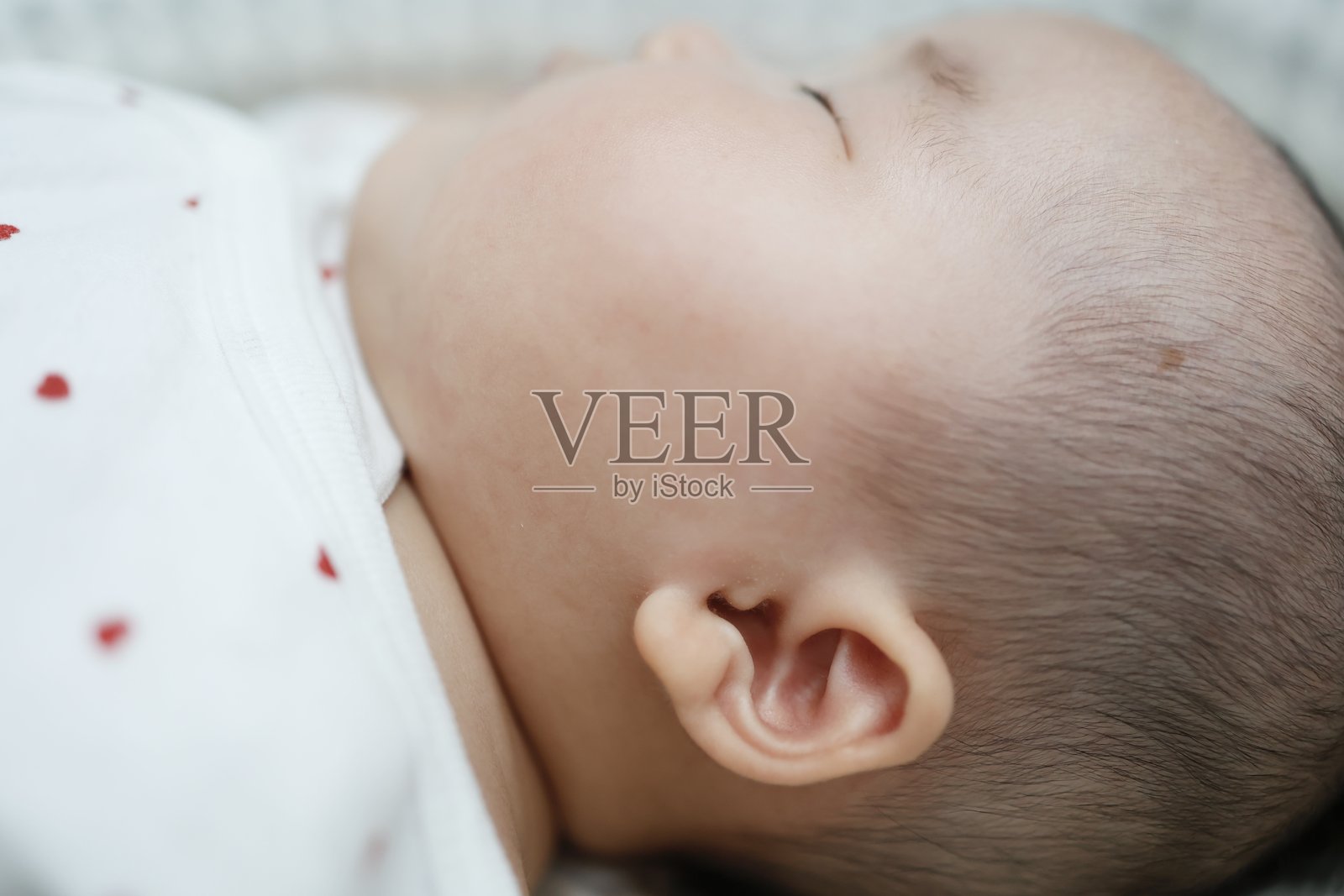 五个月大婴儿耳朵的特写。照片摄影图片