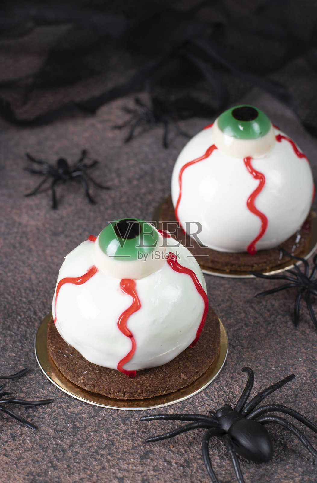 万圣节派对上的眼睛形状慕斯蛋糕照片摄影图片