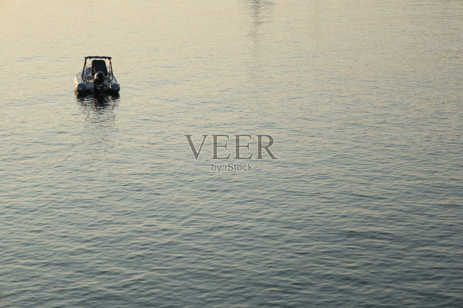 平静海面上的船照片摄影图片