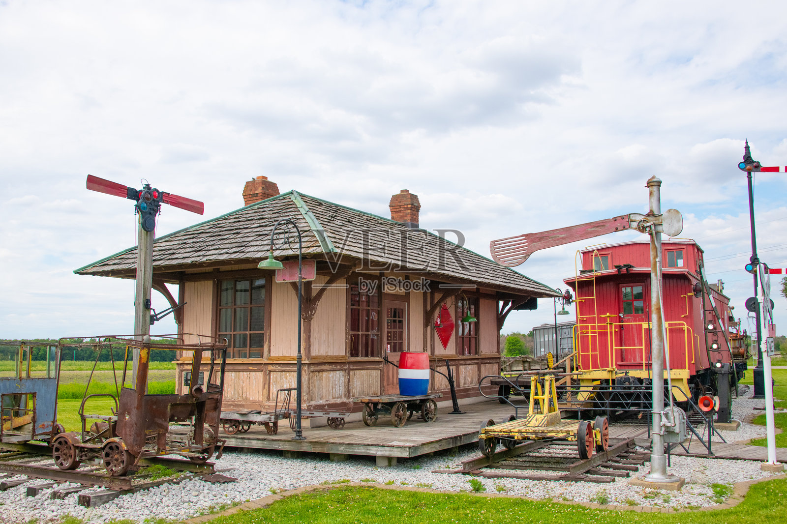 印第安纳州布恩县的古老风化铁路车站照片摄影图片
