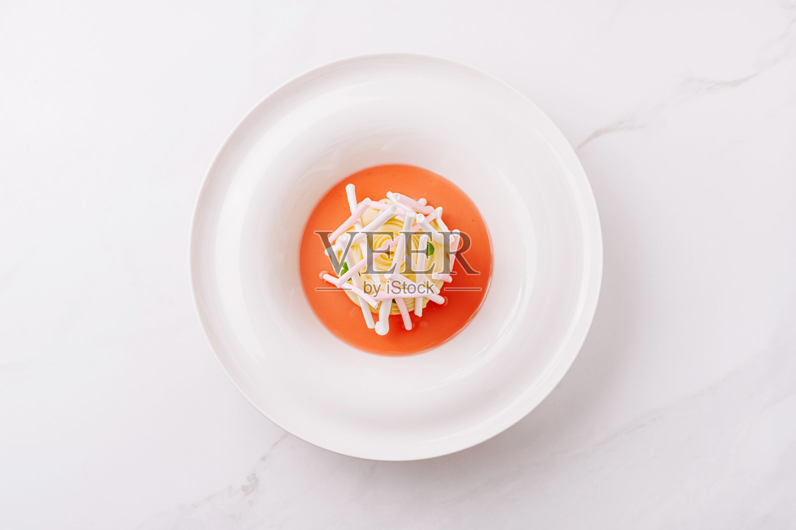 精心摆放的甜点静静地放在洁白的盘子上照片摄影图片