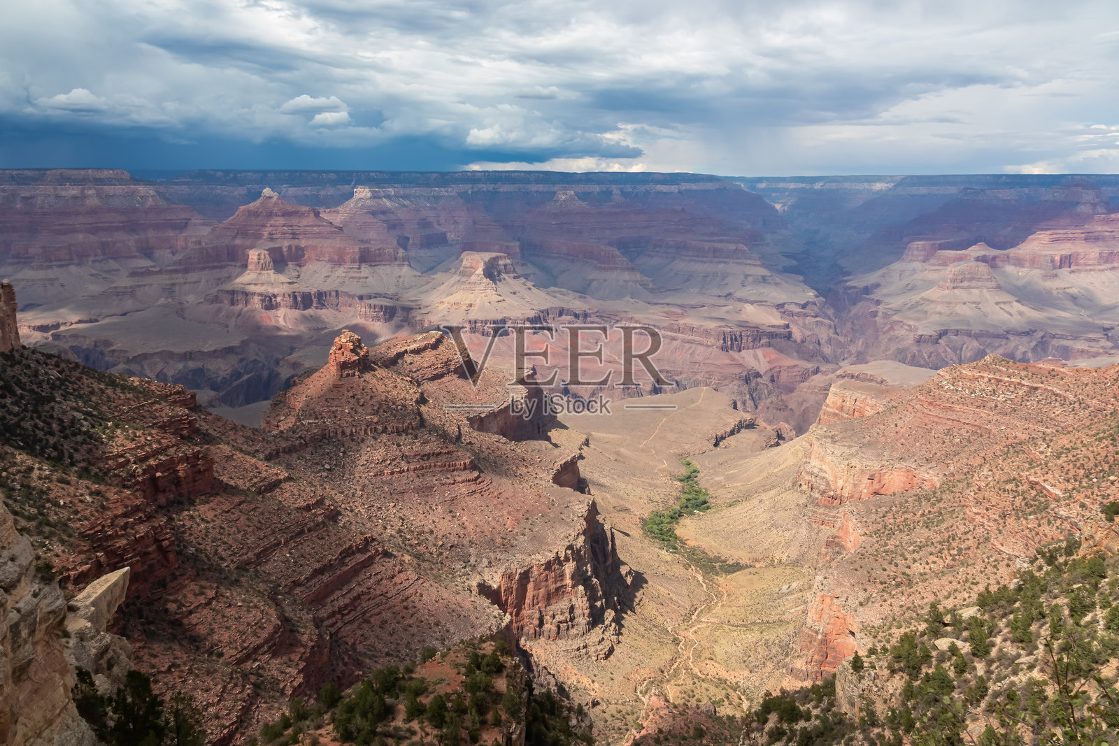 大峡谷 - 从亚利桑那州大峡谷国家公园南缘的明亮天使徒步小径俯瞰的全景航拍图照片摄影图片